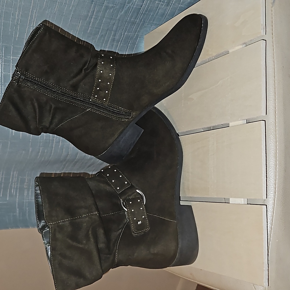 Size 9.5 short boot